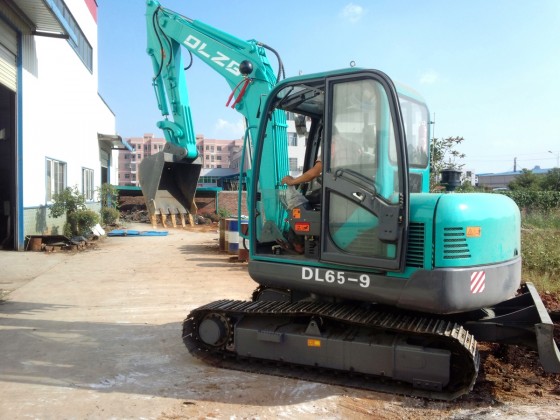 DL60-9小型履帶式挖掘機(jī)