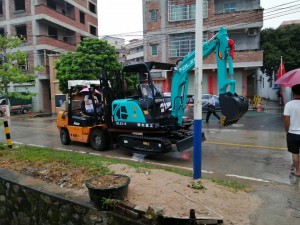 叉車搭載小型挖掘機見過嗎？